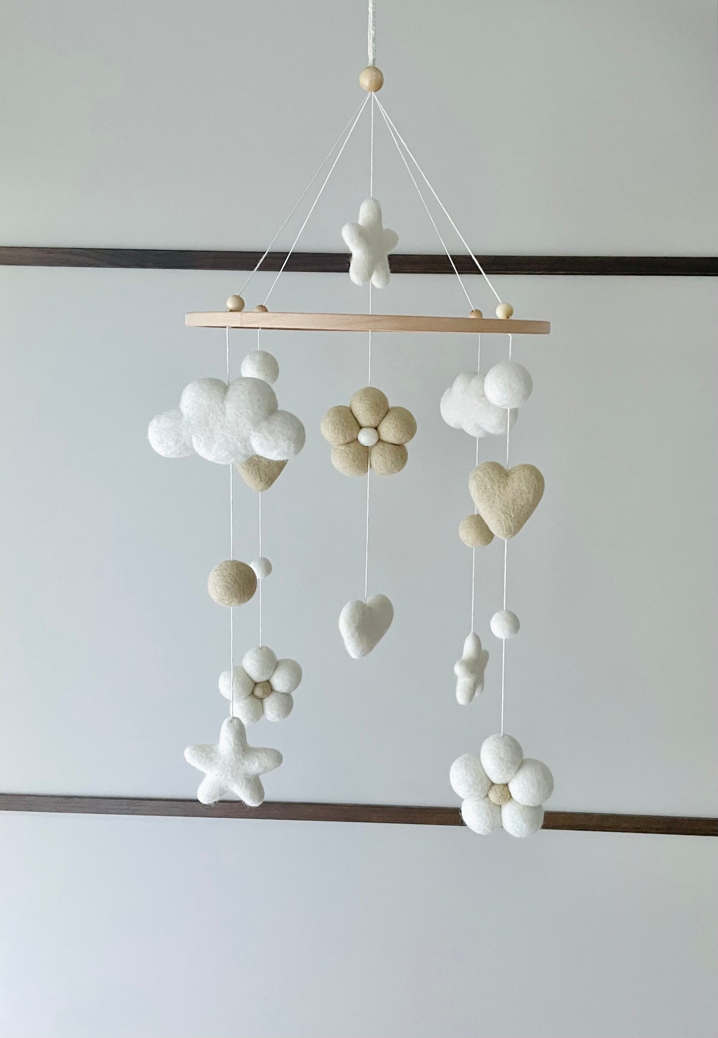 Handgefertigtes Baby-Mobile aus Filz – Boho Naturtöne