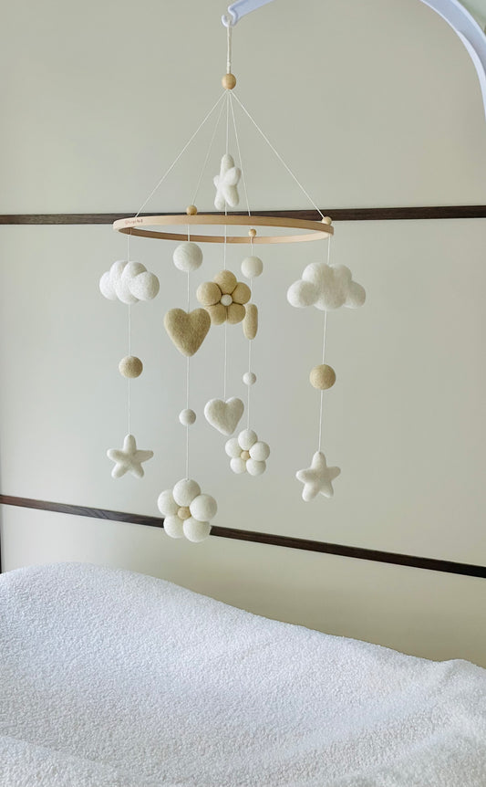 Handgefertigtes Baby-Mobile aus Filz – Boho Naturtöne