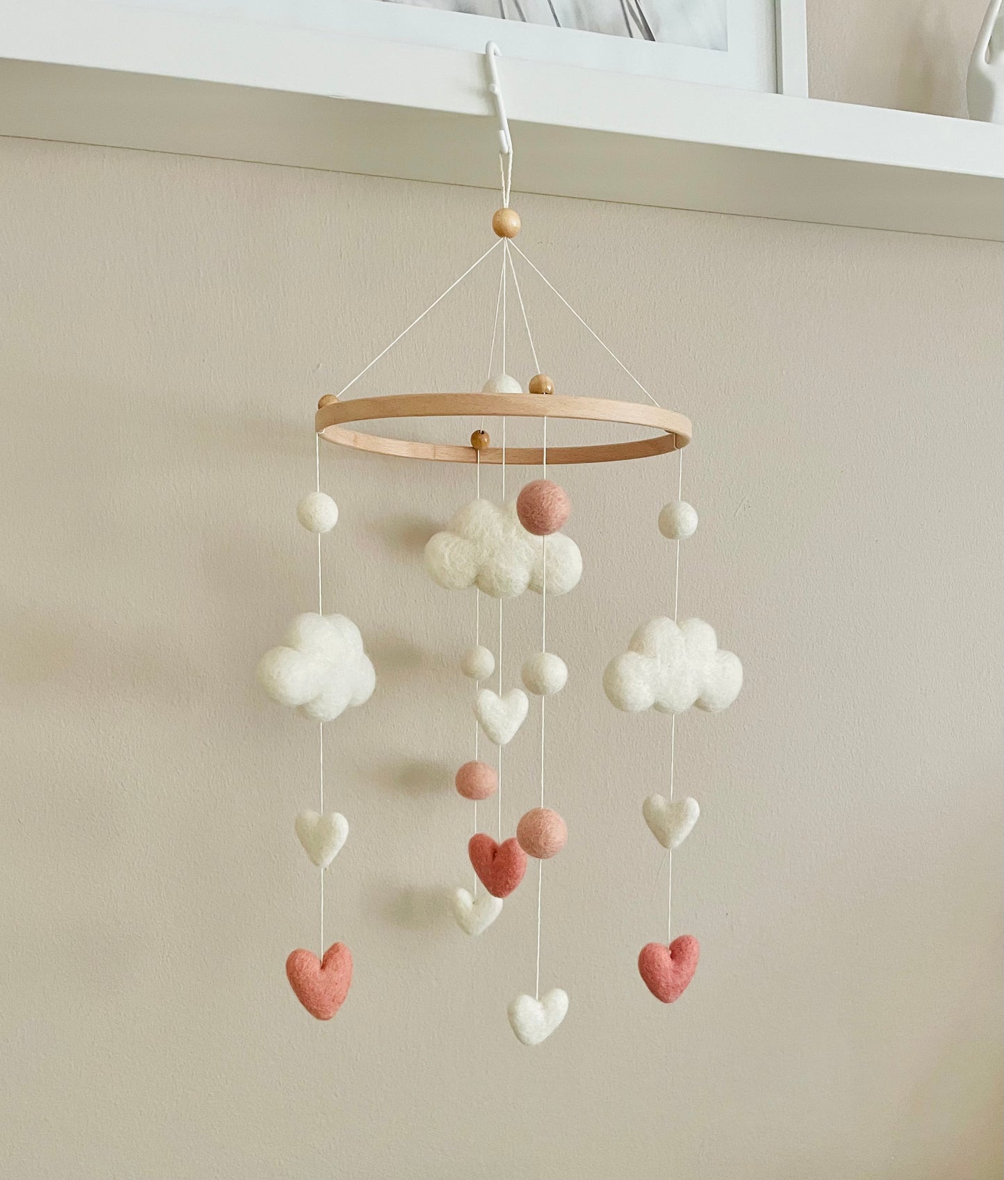 Baby-Mobile aus Filz – Wolken & Herzen | Handgemacht