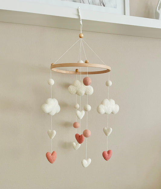 Baby-Mobile aus Filz – Wolken & Herzen | Handgemacht