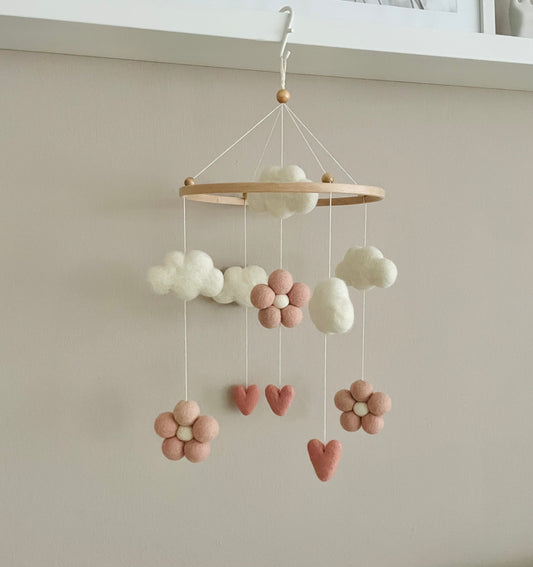 Filz-Babymobile „Blüten & Wolken“ – handgefertigt in zarten Naturtönen