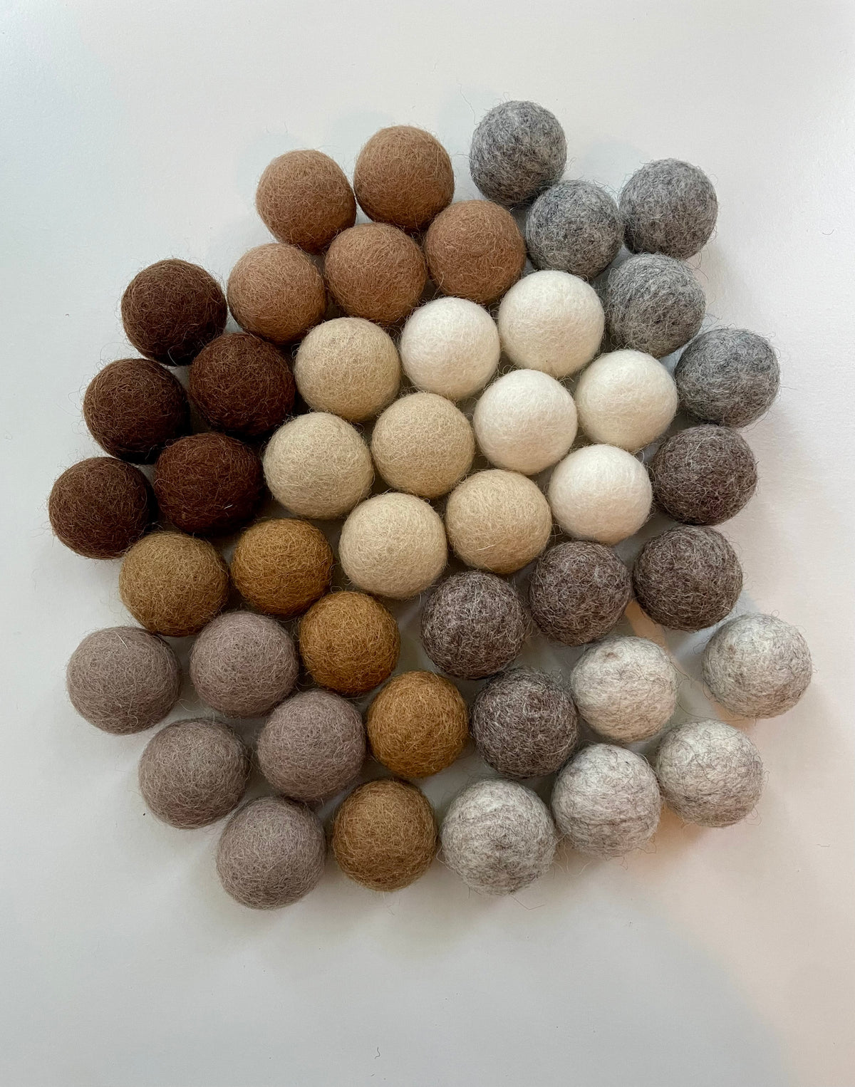 Handgefilzte Filzkugeln aus Merinowolle