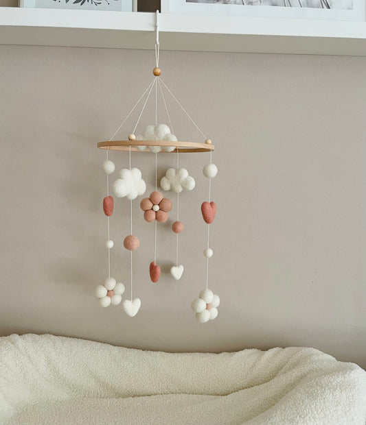 Baby Mobile aus Filz „Wolkenzauber“ – Handgemacht in Boho-Stil