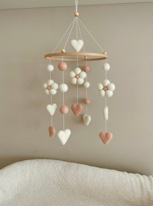Baby Mobile aus Filzkugeln und Herzchen