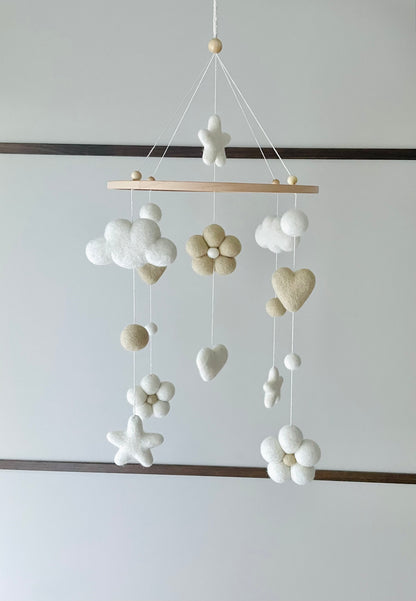 Handgefertigtes Baby-Mobile aus Filz – Boho Naturtöne