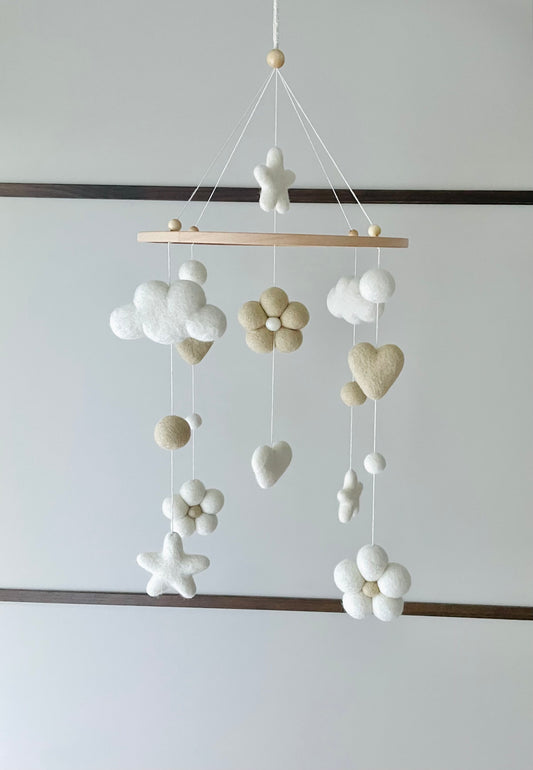 Handgefertigtes Baby-Mobile aus Filz – Boho Naturtöne